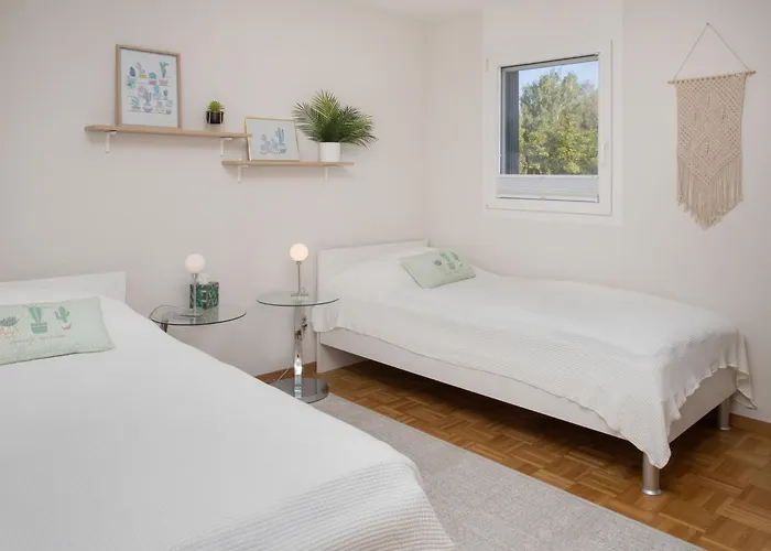 Tasman S12-r By Interhome